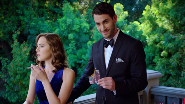 當你失戀的時候，他可以用前男友的照片幫你點煙，順便拍照氣死前男友